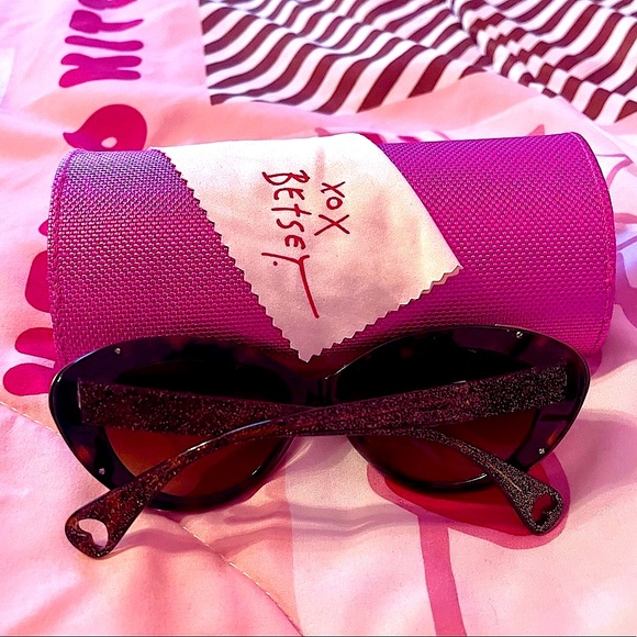 Betsey Johnson Sunglasses - Picture 5 of 11